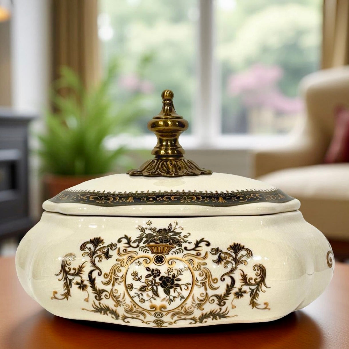 Georgia Ivory & Brown Curved Bowl with Lid