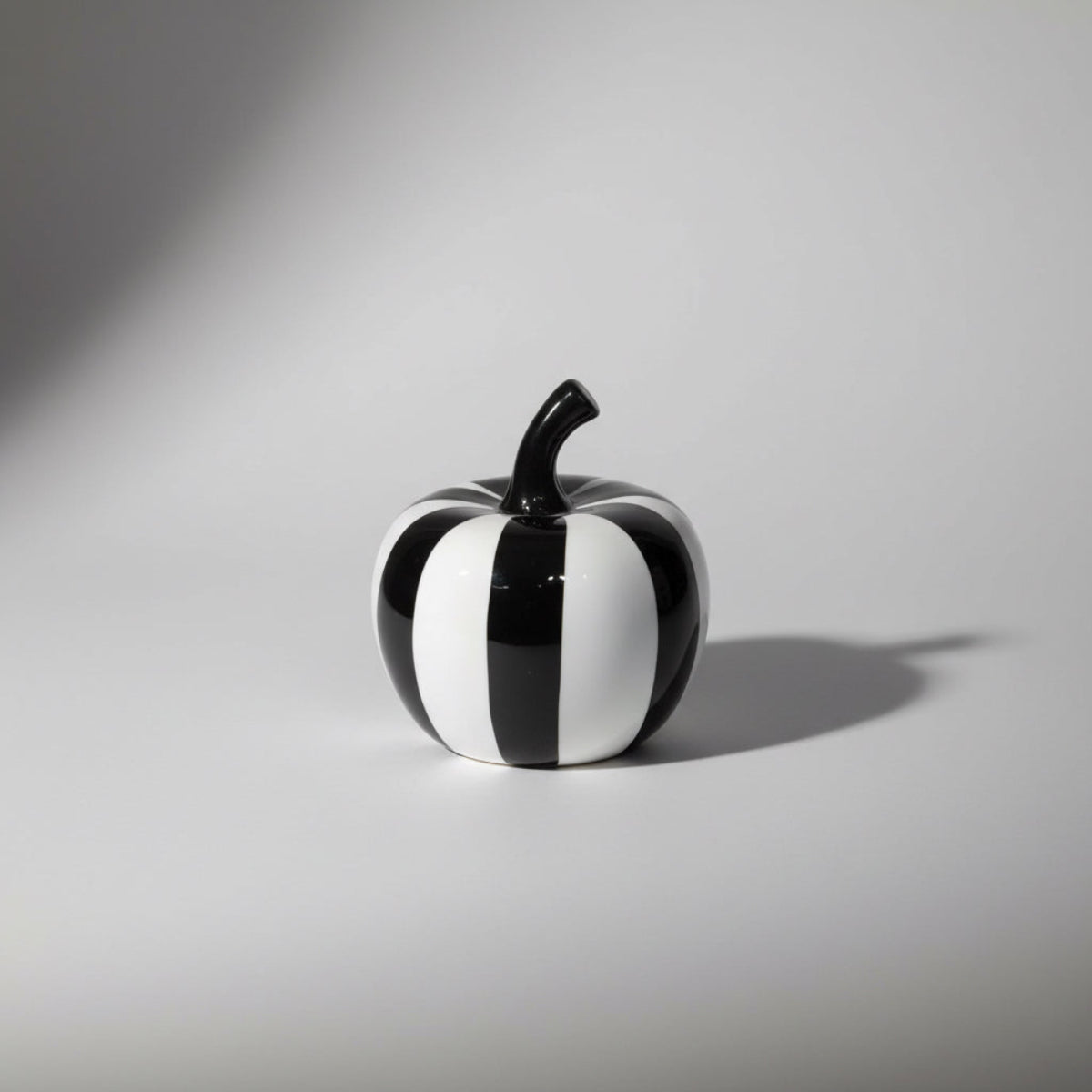 Décor - Black & White Apple (S)